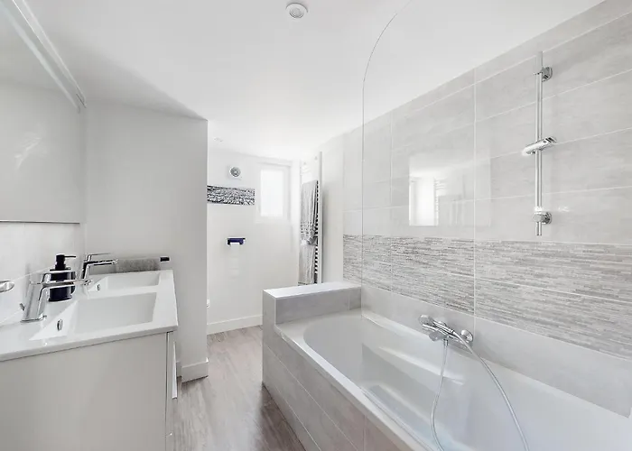 3 Bedroom Amazing In Holiday home